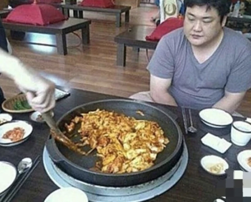 식당에서 떠들다가도 조용해지는 시간