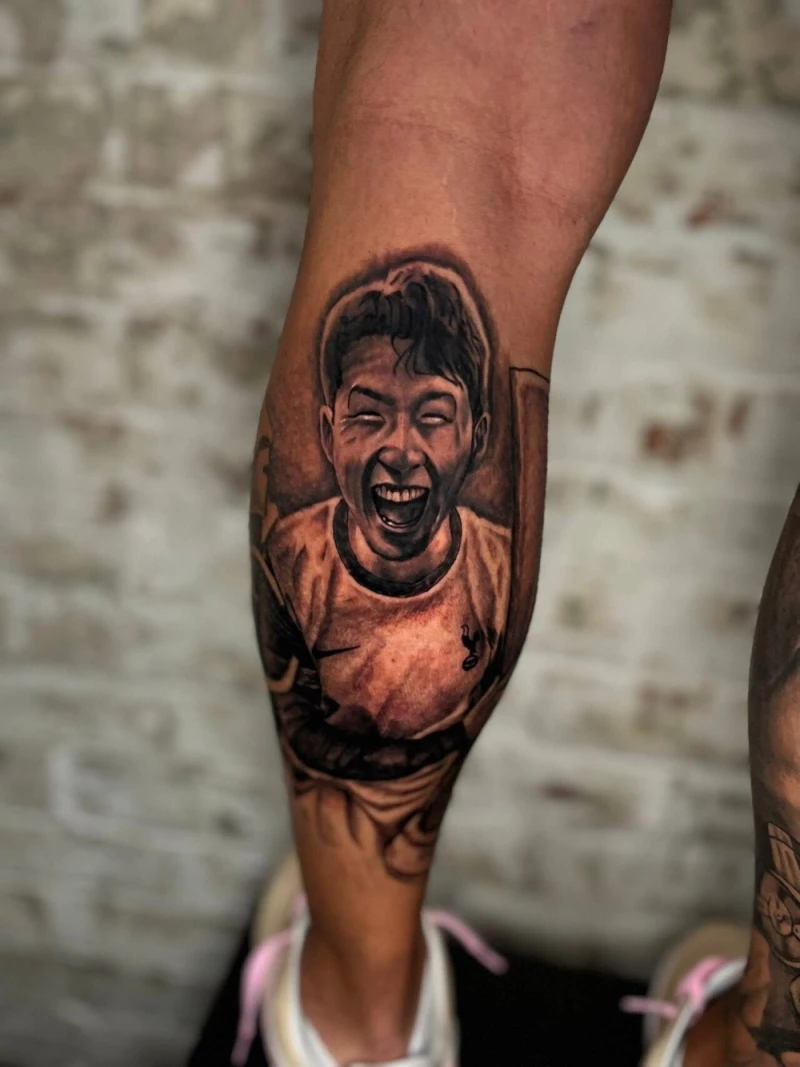 본인 몸에 손흥민 우승컵으로 타투새긴 여성팬 ㄷㄷ-3