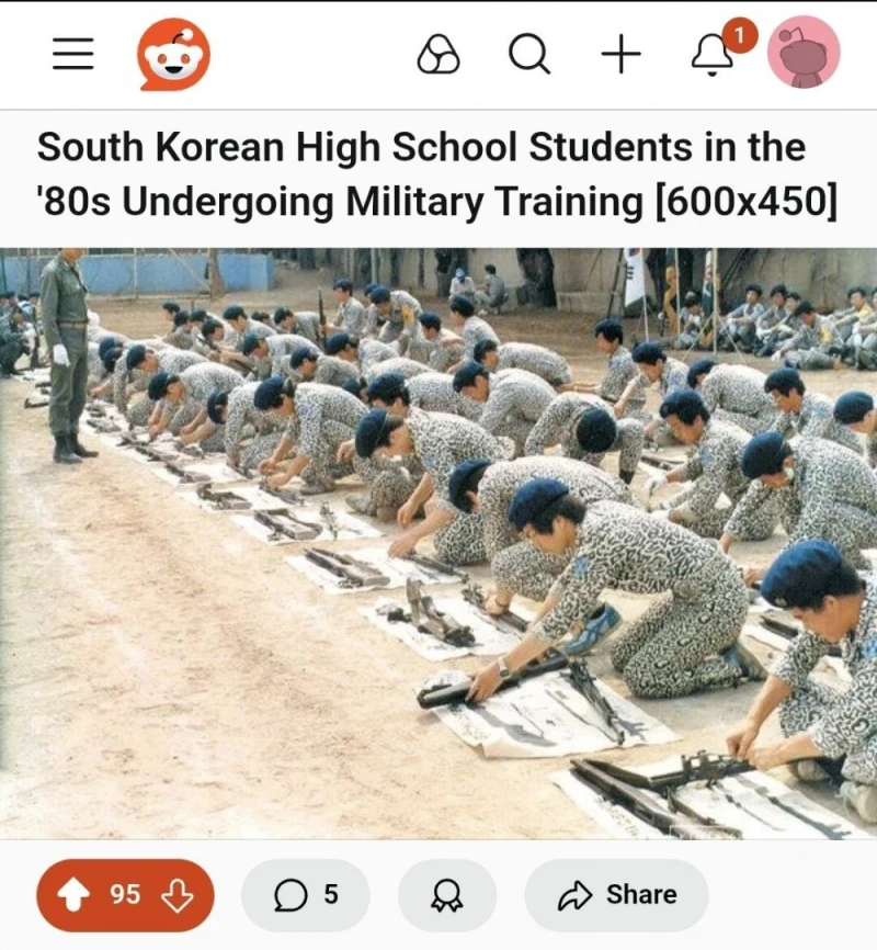 교련복을 본 양덕들의 반응