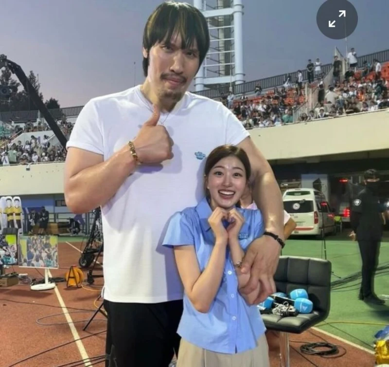 최홍만과 사진찍는 쿠팡플레이 아나운서