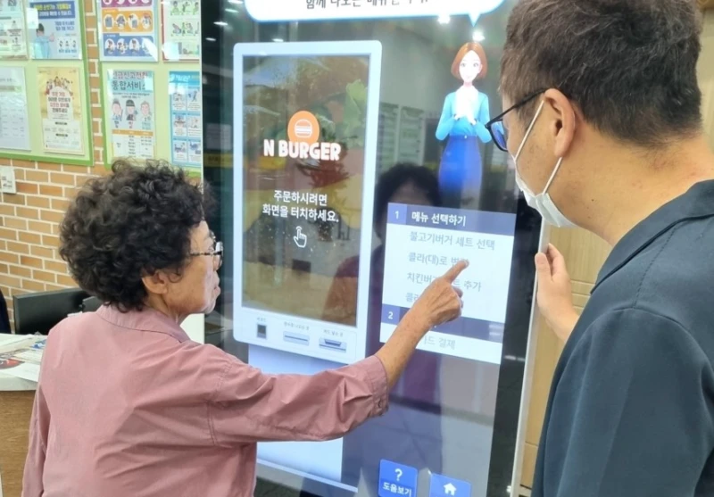 "커피 주문도 어렵네"…'딜레마'에 빠진 노년층