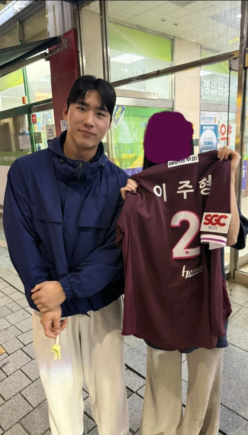 팬한테 싸인해주기 위해 기다려주는 키움 야구선수 -4