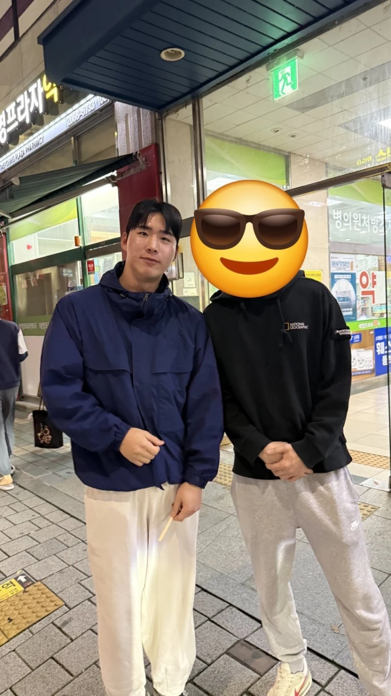 팬한테 싸인해주기 위해 기다려주는 키움 야구선수 -5