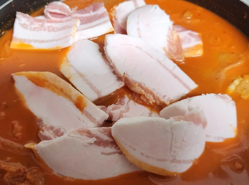 김치찌개에 넣으려고 삼겹살 사왔는데.. 