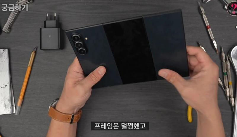 460만원짜리 갤럭시 Z 트라이폴드 해체 분석 -7