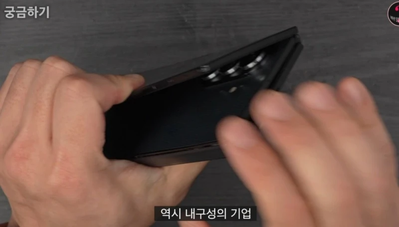 460만원짜리 갤럭시 Z 트라이폴드 해체 분석 -9