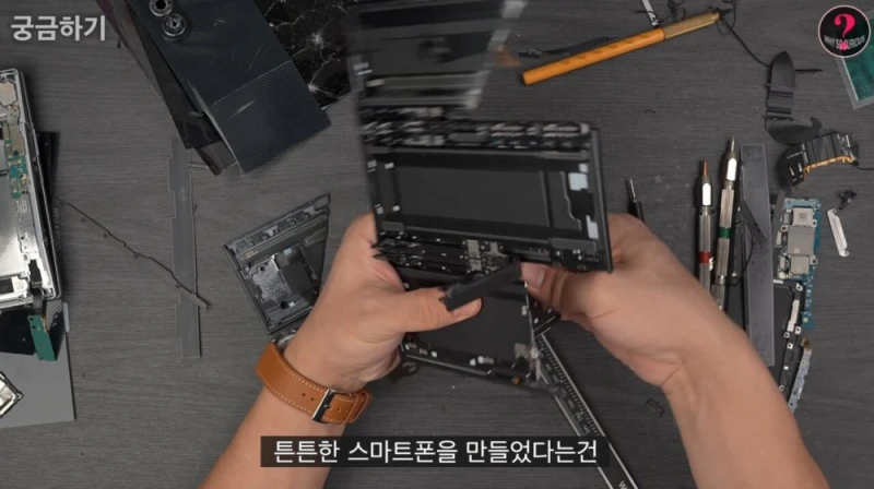 460만원짜리 갤럭시 Z 트라이폴드 해체 분석 -18
