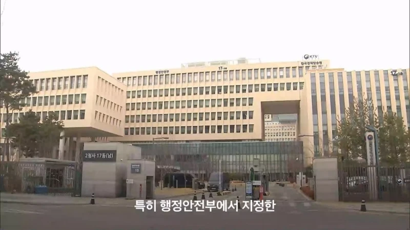 요즘 광화문에 초대형 전광판이 속속 들어서는 이유 -11