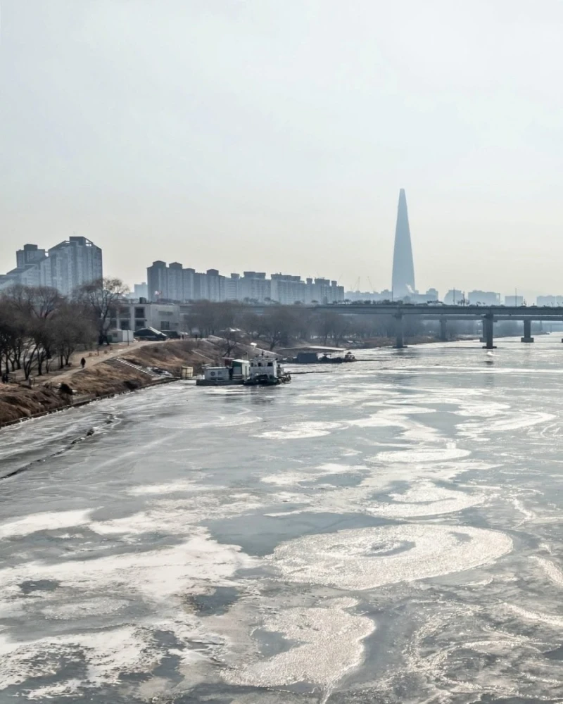 한파로 꽁꽁 얼어붙은 한강-4