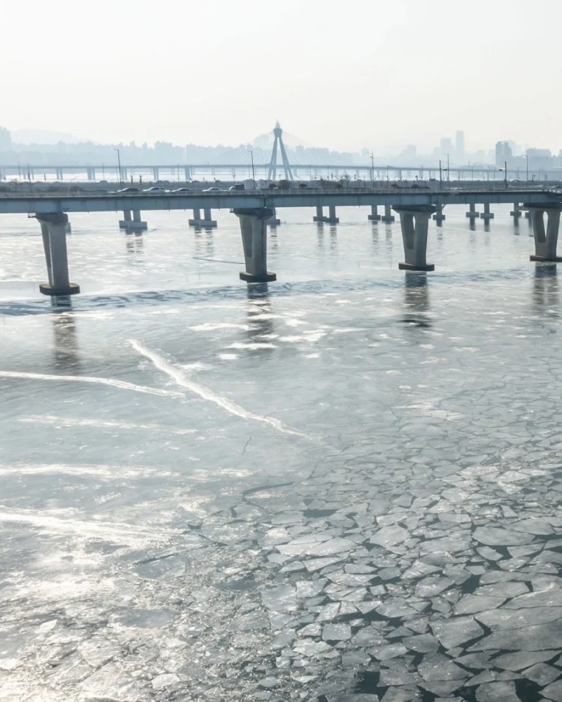 한파로 꽁꽁 얼어붙은 한강-6