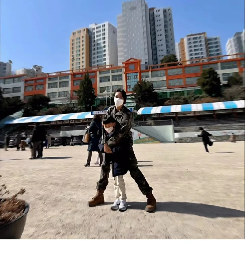 아들 입학식에 군복 입은 엄마 인증샷-11