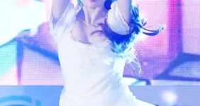 허리 숙인 라잇썸 히나 빼꼼